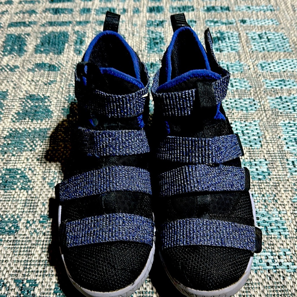 Lebron soldier Nike sneakers - Picture 2 of 5